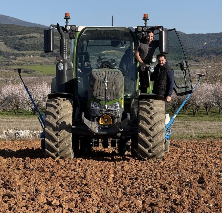 Σπορά με το τρακτέρ, με ανθισμένες αμυγδαλιές πίσω